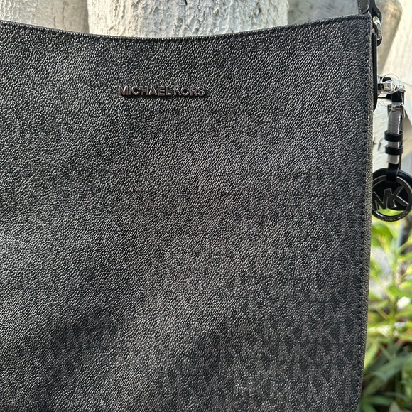Michael Kors bag - Picture 2 of 3